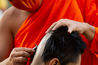 7.8亿家产不要了！富豪带妻剃度 2年前1子1女已先出家