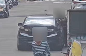 出入口遭擋屋主怒砸車   車主帶2友持刀尋仇砸屋全被逮