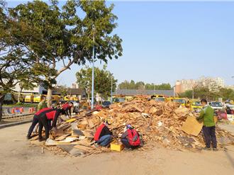 廢木櫃藏4.6萬元 清潔隊員拾金不昧還獨老