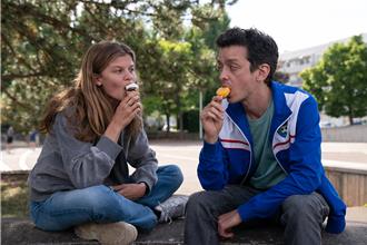 出櫃影帝演活直男爸爸 《愛離巢》挑戰床戲還遭女兒強吻