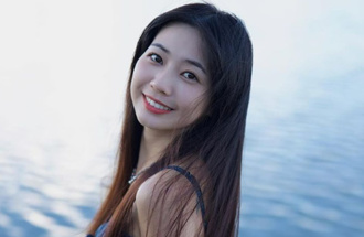 慈妹重返母校扮高中生 穿制服搭超短裙网讚：无违和