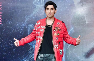 周杰伦开唱「大妈坐VIP区睡翻」 网见这幕：太荒谬了