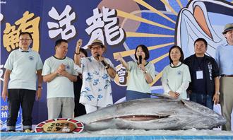 破紀錄！屏東第一鮪逾310萬賣出 縣長高歌「心花開」