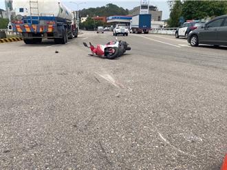 影》油罐车右转擦撞直行机车 骑士倒地险遭辗过