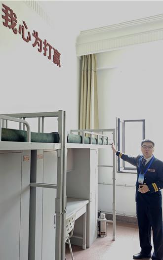中共海军潜艇学院开放参观 学员寝室分两种