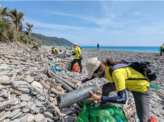 還給阿塱壹美麗景觀 屏縣環保局徒步兩天上山下海清海廢