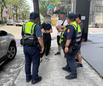 挺台中女友家人乔车位亮「警员证」 内湖分局认了！