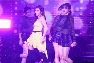 Jessica在台開唱辣露美背　笑說秀服手套很煩險發生意外