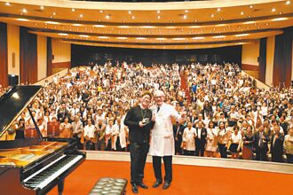 挺過癱瘓 鋼琴大師劉孟捷義演回饋北榮