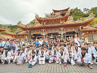 用脚旺台湾 近400人漫游莺歌孙龙步道