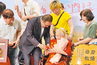 表揚模範母親 侯：愛要及時說