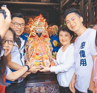 老二媽西屯省親 盧秀燕江啟臣扶轎