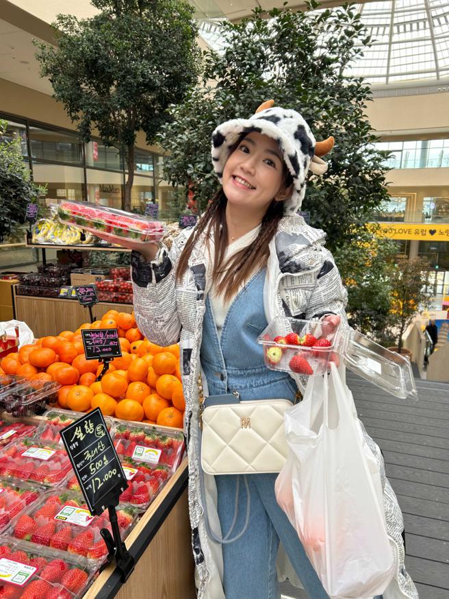 郭亚棠跟团出国，发挥带货功力号招全团买草莓。（图／郭亚棠提供）