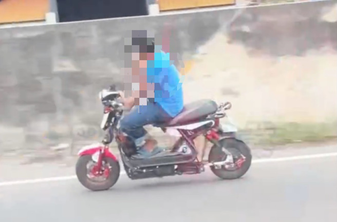 彰化男騎車講手機耍特技   「右腳催油門」 蛇行下場曝光。(翻攝自黑色豪門企業臉書社團)