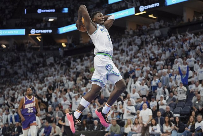 愛德華茲準備完成雙手爆扣。(美聯社)