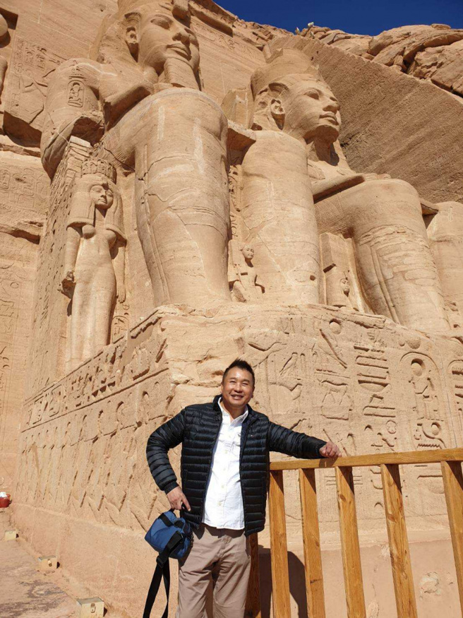 旅遊史超過五十年的黃志強，表示自己可能已經「玩」掉一棟房子。（圖／黃志強）