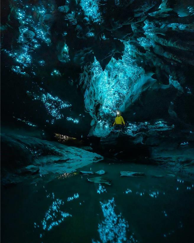 林鉦翔在藍光蟲洞穴跑上跑下，花了很久時間取景，這張他與藍光蟲洞穴的全景接圖，是目前其攝影生涯拍攝到最喜歡的1張。（林鉦翔提供／孫英哲彰化傳真）