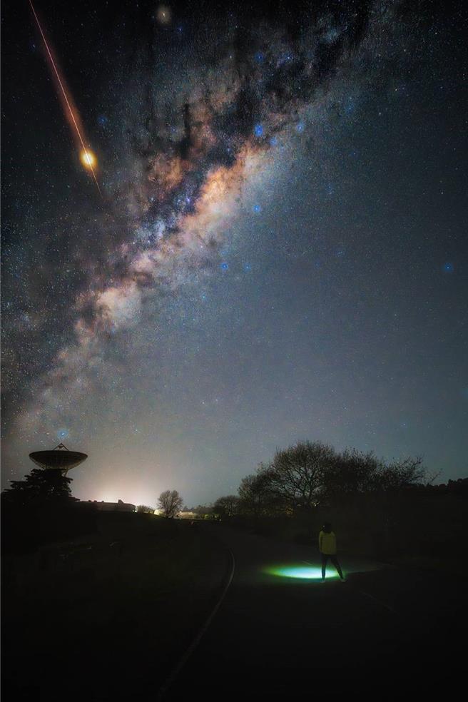 林鉦翔在紐西蘭拍攝銀河時，突然1顆火流星落下，構成難得的美景。（林鉦翔提供／孫英哲彰化傳真）