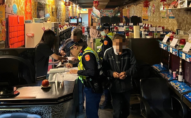 龙潭警方临检辖区治安顾虑场所。（翻摄画面）