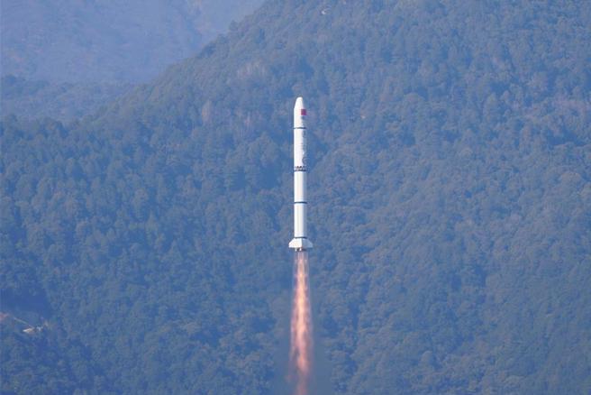 大陆清晨在西昌发射卫星火箭 ，「大气层外」飞越台湾西南部防空识别区。(中新社)
