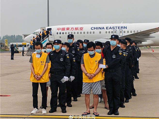 柬埔寨警方抓获的680多名大陆籍涉赌诈违法犯罪嫌疑人，伴随21日最新一批135名已全部押解回大陆。（大陆央视）