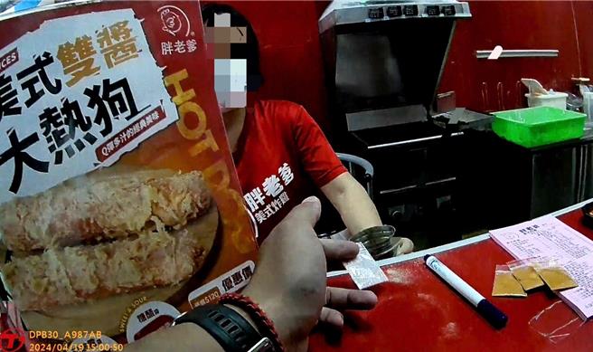 炸鸡店老板娘打脸，「粉末顏色差这么多」。（读者提供／曹婷婷台南传真）