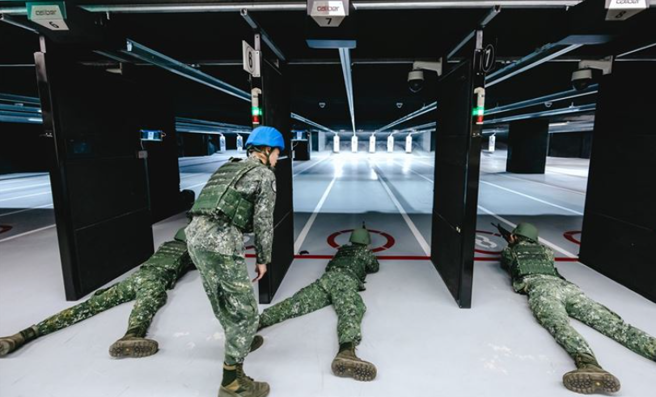 「25公尺室内轻兵器射击靶场」有15个靶道，可进行手、步枪射击外，甚至也可进行班用机枪打靶，是空军目前唯一一座现代化室内靶场。(青年日报提供)