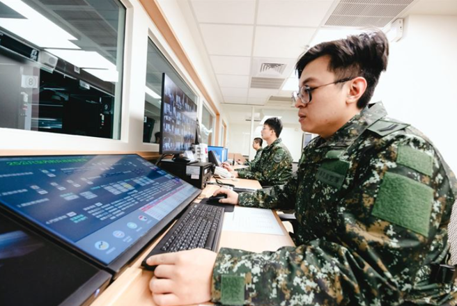 内部区分「中控室」、「射击区」、「靶场区」、「清枪区」与「截弹室」等处所，透过分站管制，进一步完善射击流程与训练质量。(青年日报提供)