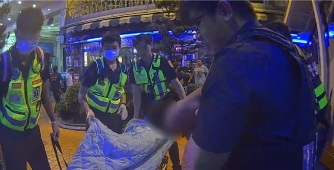 台中市北屯区今凌晨发生KTV打斗事件，一名男子遭上铐带走。（民眾提供）
