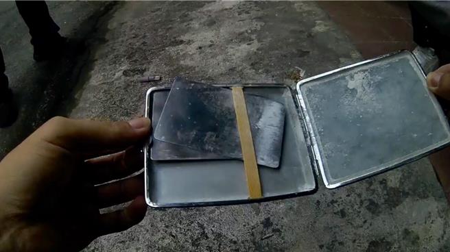 高雄一名男子酒醉倒卧民宅骑楼，被路过巡逻员警发现，还发现装有「K阿」的神秘铁盒，遭警方依法将其带回警局移送侦办。（警方提供／任义宇高雄传真）