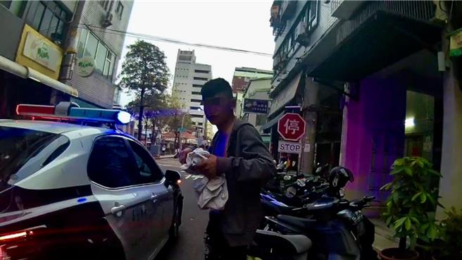 高雄一名男子酒醉倒卧民宅骑楼，被路过巡逻员警发现，还发现装有「K阿」的神秘铁盒，遭警方依法将其带回警局移送侦办。（警方提供／任义宇高雄传真）