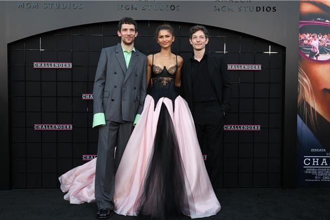 喬許歐康納（左起）、辛蒂亞、麥克費斯在《挑戰者》拿出讓觀眾腎上腺素飆高的戲碼。（華納兄弟提供）