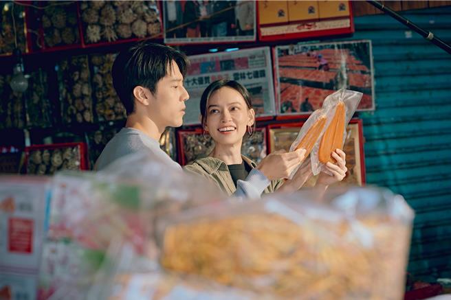 胡宇威、姚以緹為《就算一個人也可以好好的吃飯》到迪化街選購烏魚子。（公視＋提供）