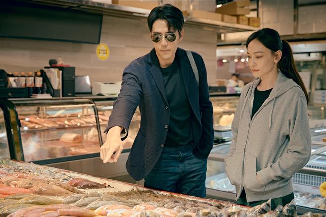 胡宇威、姚以緹為戲在南門市場買食材。（公視＋提供）