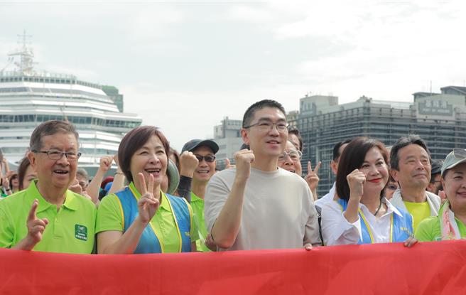 台灣美化協會21日上午在基隆市海洋廣場舉行全國性清掃大會，包括台灣美化協會創辦人徐重仁（前排左起）、台灣美化協會理事長賴淑芬、基隆市長謝國樑、基隆市副市長邱佩琳等人，都共同出席。（基隆市政府提供／張志康基隆傳真）