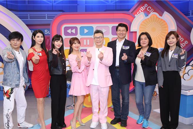 唐从圣（左起）、刘盈秀、黄捷、佩甄、沈玉琳、谢龙介、陈玉珍、吴沛忆一起上节目畅谈。（纬来戏剧台提供）