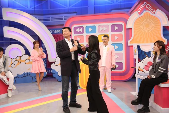 黄捷（右）跟谢龙介对打。（纬来戏剧台提供）