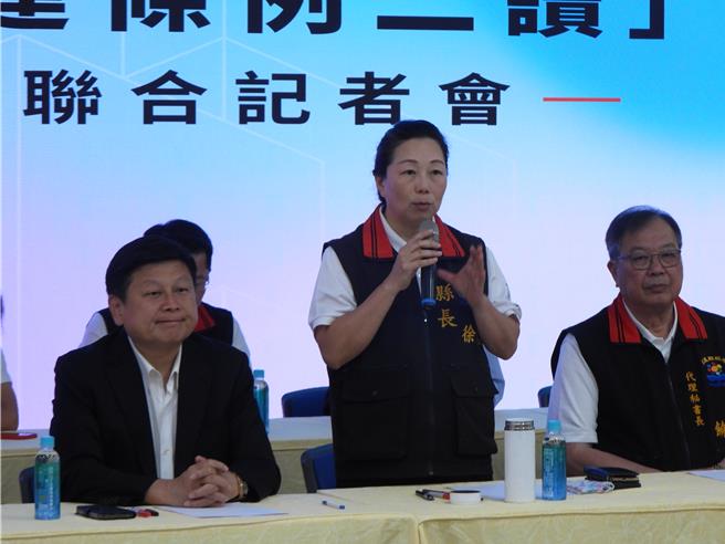 花莲县政府与立法院国民党团总召傅昆萁（前左）今天在花莲县环保局会议厅举办「0403震灾重建条例二读」说明会，县长徐榛蔚（前中）喊话中央比照921大地震启动重建特别条例，让乡亲能赶快恢復正常的生活。（罗亦晽摄）