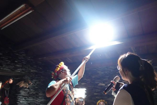 萬山部落遊程，進行下潛式石板屋進行導覽。（圖／高雄市原民會）