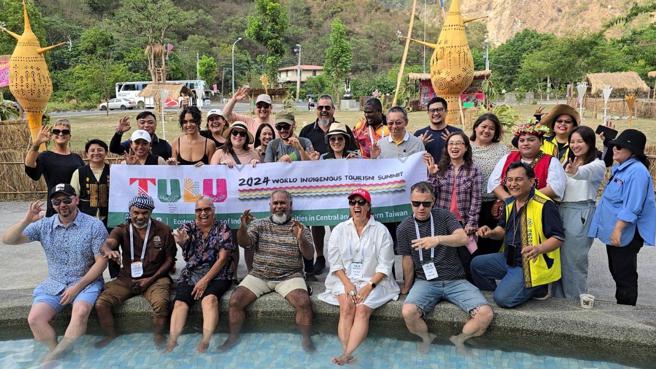 外賓走訪茂林情人谷溫泉，邊泡腳邊品嚐美食。（圖／高雄市原民會）