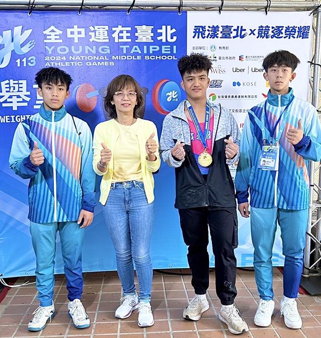 全國中等學校運動會寶來國中舉重金牌余碩翰（右二）、銅牌高子翔（左一）、第7名曾坤浩（右一）；寶來國中校長潘如萍校長（左二）。（高雄市教育局提供／林雅惠傳真）