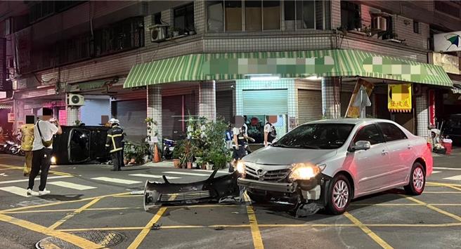 高雄市三民区发生一起2车碰撞车祸其中1辆银色轿车车头保险杆撞到消失，另1辆黑色小型掀背车更直接被撞翻，所幸双方驾驶均未受伤。（警方提供／任义宇高雄传真）