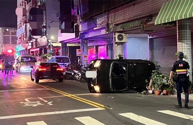 黑色小型掀背车驾驶行经路口疑似未礼让车辆，遭银色轿车撞上导致翻覆，还波及路旁2户民宅花盆。（警方提供／任义宇高雄传真）