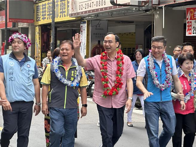 国民党主席朱立伦今上午出席中和华新街缅甸浴佛节活动。（高钧麟摄）