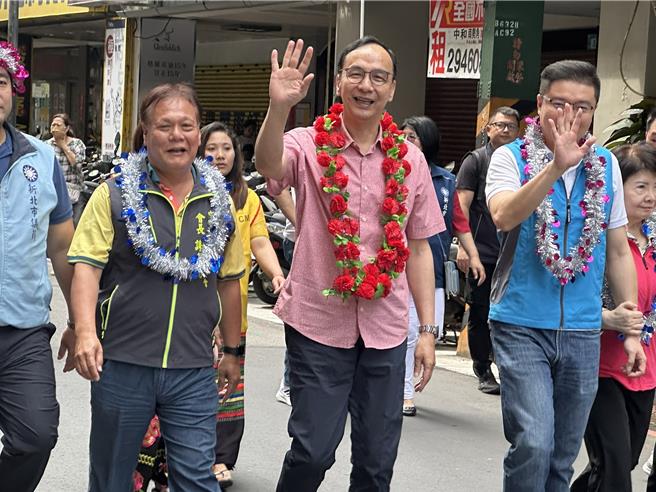 国民党主席朱立伦今上午出席中和华新街缅甸浴佛节活动，他沿途向民眾挥手致意。（高钧麟摄）
