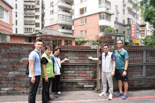 位于新北市三峡区民生街27巷及19巷之间，明明是一直线，但中间由一道红砖围墙阻隔，民进党新北市议员卓冠廷（右二）接获里长反映，新工处承诺将于今年下半年打通围墙，最晚年底前就会开放行人通过。（新北市议员卓冠廷提供）