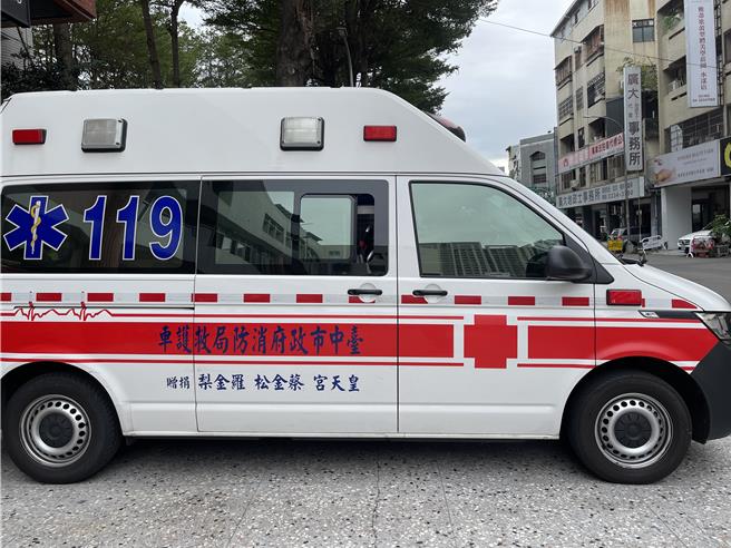 獨居在台中市大里區的劉姓老翁，20日晚間被發現倒臥在住家雨棚，已經明顯死亡。（王煌忠攝）