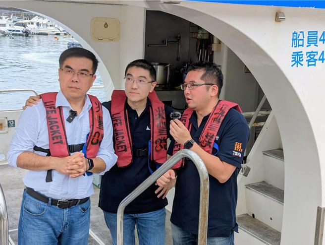 去年基隆潮境海湾节期间，基隆市长谢国梁（左2）与即将担任环境部长的天气风险公司总经理彭启明（左1），曾就海洋相关议题交换意见。（张志康摄）