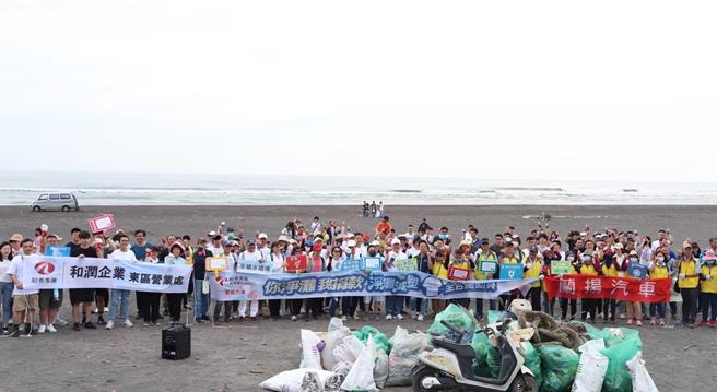 宜兰县在地企业兰扬汽车公司与环保局今（21日）号召县内水环境巡守队及民眾约3百多人，在壮围乡兰阳溪出海口举办净滩减塑活动。（宜兰县政府环保局提供／吴佩蓉宜兰传真）