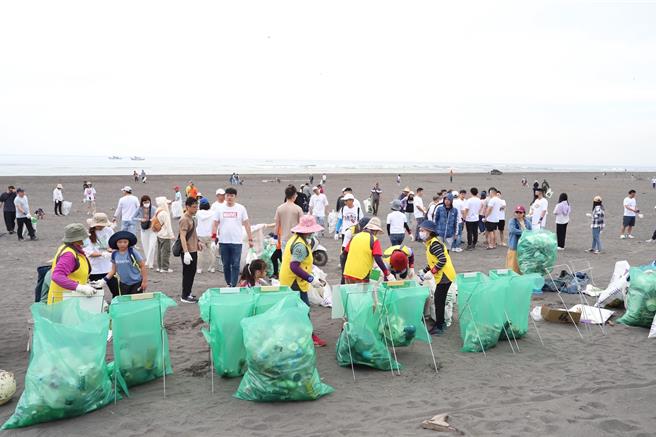 宜兰县在地企业兰扬汽车公司与环保局今（21日）号召县内水环境巡守队及民眾约3百多人，在壮围乡兰阳溪出海口举办净滩减塑活动。（宜兰县政府环保局提供／吴佩蓉宜兰传真）